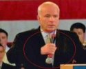 McCain tient son micro à l'envers... 