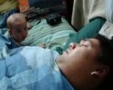 Un bébé a peur des ronflements de son père
