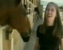 Un cheval fait peur à une blonde