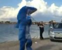 Rémi déguisé en requin embête des pêcheurs