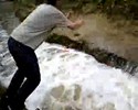Un mec bourré tombe à l'eau