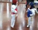 Deux gamins font du Taekwondo