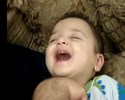 Le bébé rigole dans son sommeil !