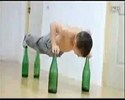il fait des pompes sur des bouteilles