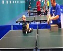 Un b�b� joue au ping-pong�
