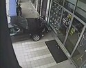 Une voiture défonce un magasin