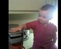 Un bébé qui fait le café