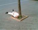 Homme bourré allongé au sol