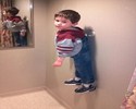 Enfant accroché au mur