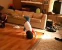 Un bébé qui fait du breakdance