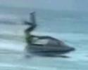Régis tente une cascade avec son jet ski