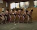 Les sumos nous font l'honneur de danser 