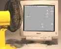 Un ventilateur trop près d'un écran d'ordinateur