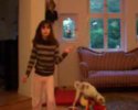 Un chien ruine la vidéo de danse d'une gamine