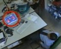 Il filme avec sa webcam sous la jupe de sa collègue