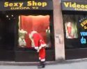 Le Père Noël passe devant un sexeshop...