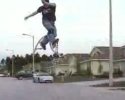 Un gars avec des chaussures � ressort