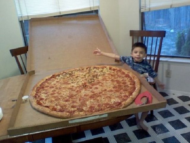 Une Enorme Pizza Humourr Com Une Enorme Pizza Humourr Com