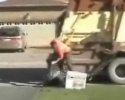Caché dans une poubelle il veut faire une blague à un éboueur
