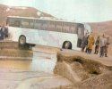 Un bus coincé sur une route