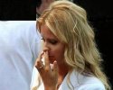 Une blonde qui se cure le nez