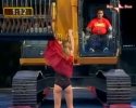 Un striptease avec une pelleteuse