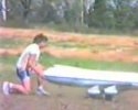 Il se prend une maquette d'avion