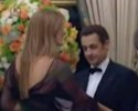 Nicolas Sarkozy matte un décolleté