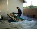 Il fait du Jet Ski dans un jacuzzi