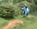 RÃ©gis fait du cross avec sa moto de course