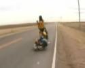 Régis fait de la moto, attention au freinage ...