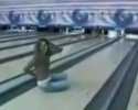 Elle cÃ©lÃ¨bre un strike au bowling et tombe