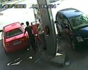 Une femme oublie d'enlever le pistolet a essence