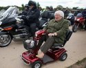 Mamie se prend pour un motard