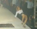 Un mannequin tombe du podium