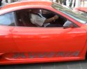 Un mec a du mal à démarrer sa Ferrari