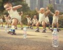 Pub Evian : des bébés font du roller