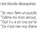 Une blonde essaye de faire un puzzle