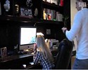 Une blonde se fait couper une mèche de cheveux !