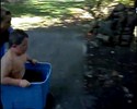 Un enfant fait une grosse gamelle