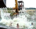 Un tractopelle dans la piscine !