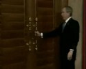 Bush se trompe de porte !