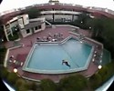 Il saute de son balcon dans la piscine