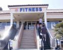Escalators devant un centre de fitness aux USA...