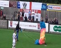 Un parachutiste sur un terrain de foot !