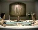 Des dames pètent dans un jacuzzi
