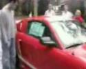 Un père prête à son fils sa voiture toute neuve...