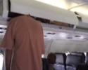 il n'arrive pas à refermer le compartiment bagage dans un avion