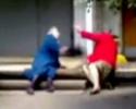 2 vieilles qui s'envoient leurs sac à main dans la tronche