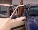 Deux femmes se battent avec leur voiture